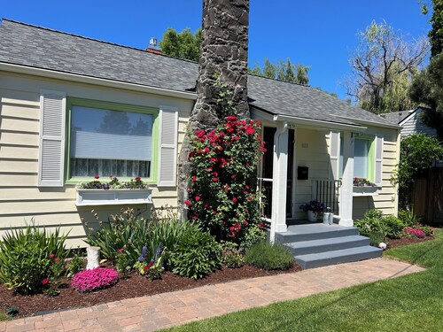 Cozy Cottage in Downtown Redmond