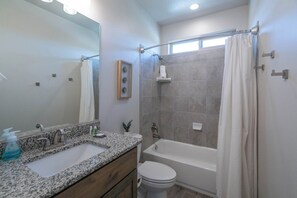 Hair dryer, towels, soap, shampoo - Corner Casita Spacious 6 bedroom private bathrooms (Washington)