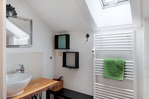 Regadera, secadora de cabello, toallas 