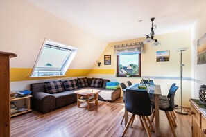 Una televisión, un reproductor de DVD, un reproductor estéreo