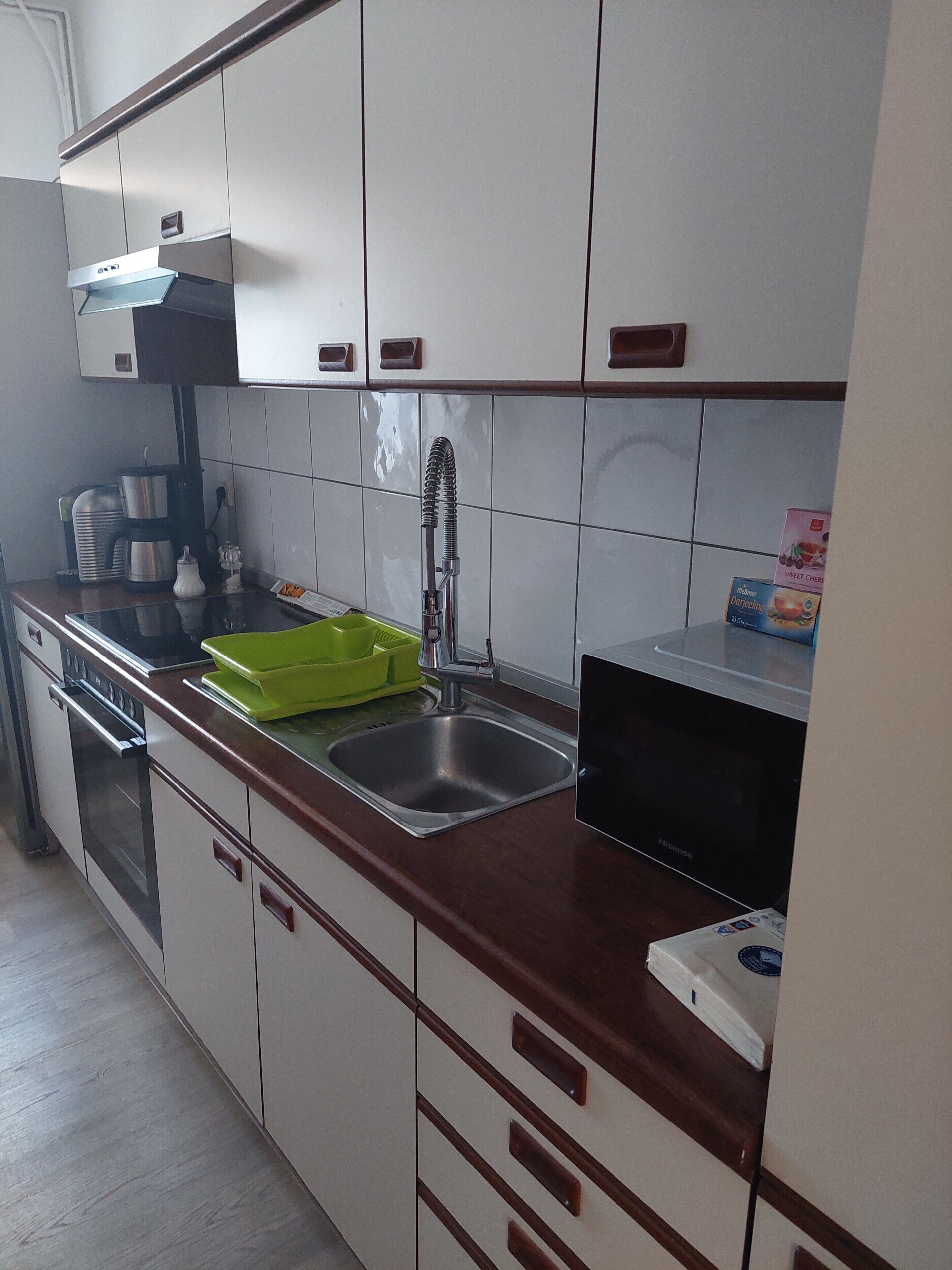 Jääkaappi, mikroaaltouuni, uuni, liesi