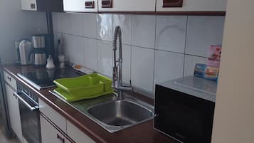 Jääkaappi, mikroaaltouuni, uuni, liesi