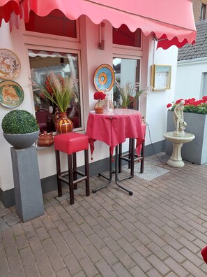 Outdoor dining - Apartment "Tapas Restaurante 1" with Shared Terrace & Wi-Fi (Viersen)