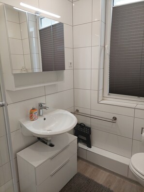 Shower, hair dryer, towels - Apartment "Tapas Restaurante 1" with Shared Terrace & Wi-Fi (Viersen)