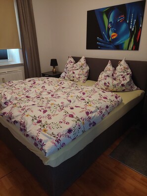 1 bedroom, free WiFi, bed sheets - Apartment "Tapas Restaurante 1" with Shared Terrace & Wi-Fi (Viersen)