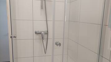 Ducha, secador de pelo, toallas