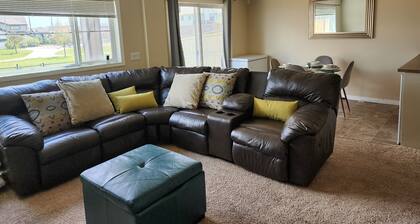 Kid friendly
22 min to YYC airport
13 min to Crossiron Mall, Park close by.