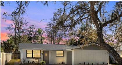Unleash the Fun: Kayaks, Pool Table, Fishing Poles, and Ping Pong Table, Smoker