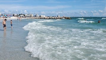 Chaises longues, serviettes de plage
