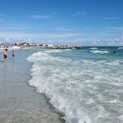 Adorable sunny priv. entrance suite & bathroom w/ patio close to beach & center 