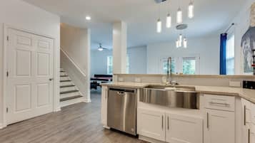 Classic House | Private kitchen | Full-sized fridge, microwave, oven, dishwasher