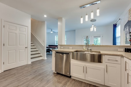 Classic House | Private kitchen | Full-size fridge, microwave, oven, dishwasher. Elegant Atlanta Home - Self Check-in