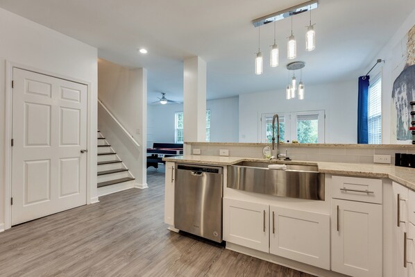 Classic-talo | Yksityinen keittiö | Täysikokoinen jääkaappi, mikroaaltouuni, uuni, astianpesukone