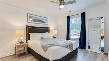 ํด๋์ ํ์ฐ์ค | 4 ๊ฐ์ ์นจ์ค, ์ฑ
์, ์๋ง ์ปคํผ, ๋ค๋ฆฌ๋ฏธ/๋ค๋ฆฌ๋ฏธํ