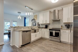 Classic-talo | Yksityinen keittiö | Täysikokoinen jääkaappi, mikroaaltouuni, uuni, astianpesukone