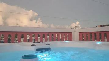 Tina de hidromasaje al aire libre