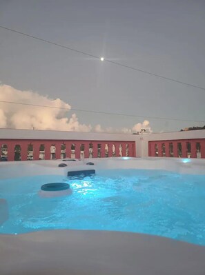 Tina de hidromasaje al aire libre