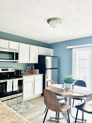 Køleskab, mikrobølgeovn, ovn, kogeplade