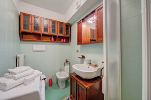 Dusj, hårføner, bidé og håndklær