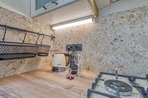 Réfrigérateur, four à micro-ondes, un four, surface de cuisson