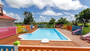 Pool - Blue or yellow hummingbirds (Capesterre-de-Marie-Galante)