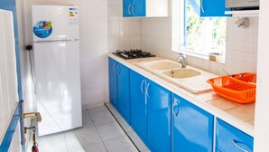 Private kitchen - Blue or yellow hummingbirds (Capesterre-de-Marie-Galante)