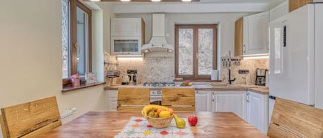 Fridge, microwave, oven, stovetop