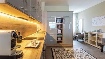 Kühlschrank, Mikrowelle, Ofen, Herdplatte