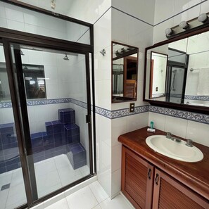 Family Suite | Bathroom