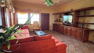 Habitación familiar | Área de sala de estar | Smart TV