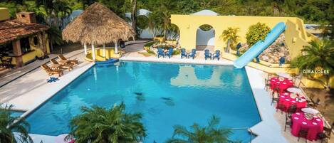 2 つの屋外プール、プール パラソル、サンラウンジャー