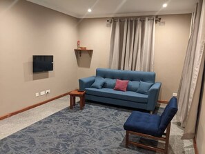 Apartment, 2 Schlafzimmer | Wohnbereich | Flachbildfernseher
