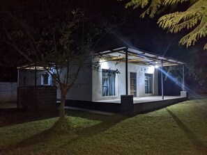 Fachada da propriedade à noite