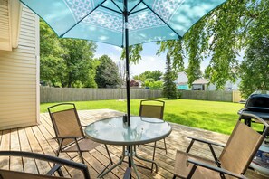 Outdoor dining - Pets welcome!King bed+Deck+Fenced back yard (Rockford)