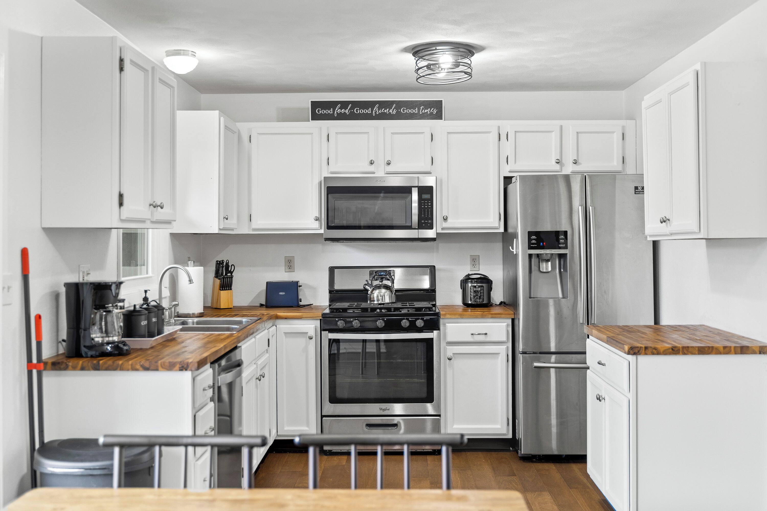 Frigorifero, microonde, forno, piano cottura