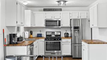 Kjøleskap, mikrobølgeovn, ovn og kokeplater