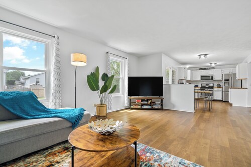 Pets welcome!King bed+Deck+Fenced back yard