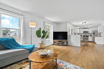 Pets welcome!King bed+Deck+Fenced back yard