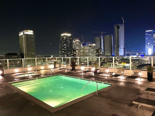 Iconic Heart of DTLA Loft with Rooftop Pool/Jacuzzi/Skyline