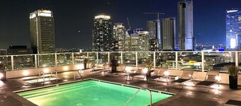 Iconic Heart of DTLA Loft with Rooftop Pool/Jacuzzi/Skyline