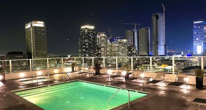 Iconic Heart of DTLA Loft with Rooftop Pool/Jacuzzi/Skyline
