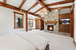 5 Schlafzimmer, Schreibtisch, Bügeleisen/Bügelbrett, Reisekinderbett