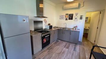 KĂŒhlschrank, Mikrowelle, Ofen, Herdplatte