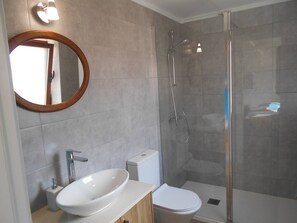 Dusche, Haartrockner, Handtücher