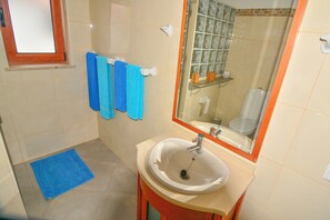 Dusche, Haartrockner, Handtücher