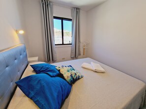 1 chambre, fer et planche à repasser, accès Internet, draps fournis