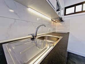 Kjøleskap, mikrobølgeovn, kokeplater og kaffetrakter/tekoker