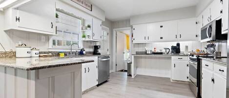 Frigorífico, horno, placa de cocina y cafetera o tetera