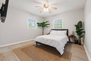 4 bedrooms, desk, iron/ironing board, WiFi