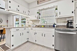 ثلاجة، فرن، موقد طهي مسطح، ماكينة لصنع القهوة/الشاي